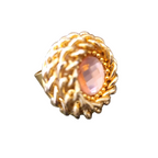 Anello rockabilly vortice di catena gold con cristallo swarovski centrale  di colore rosa, posizione laterale verso sinistra