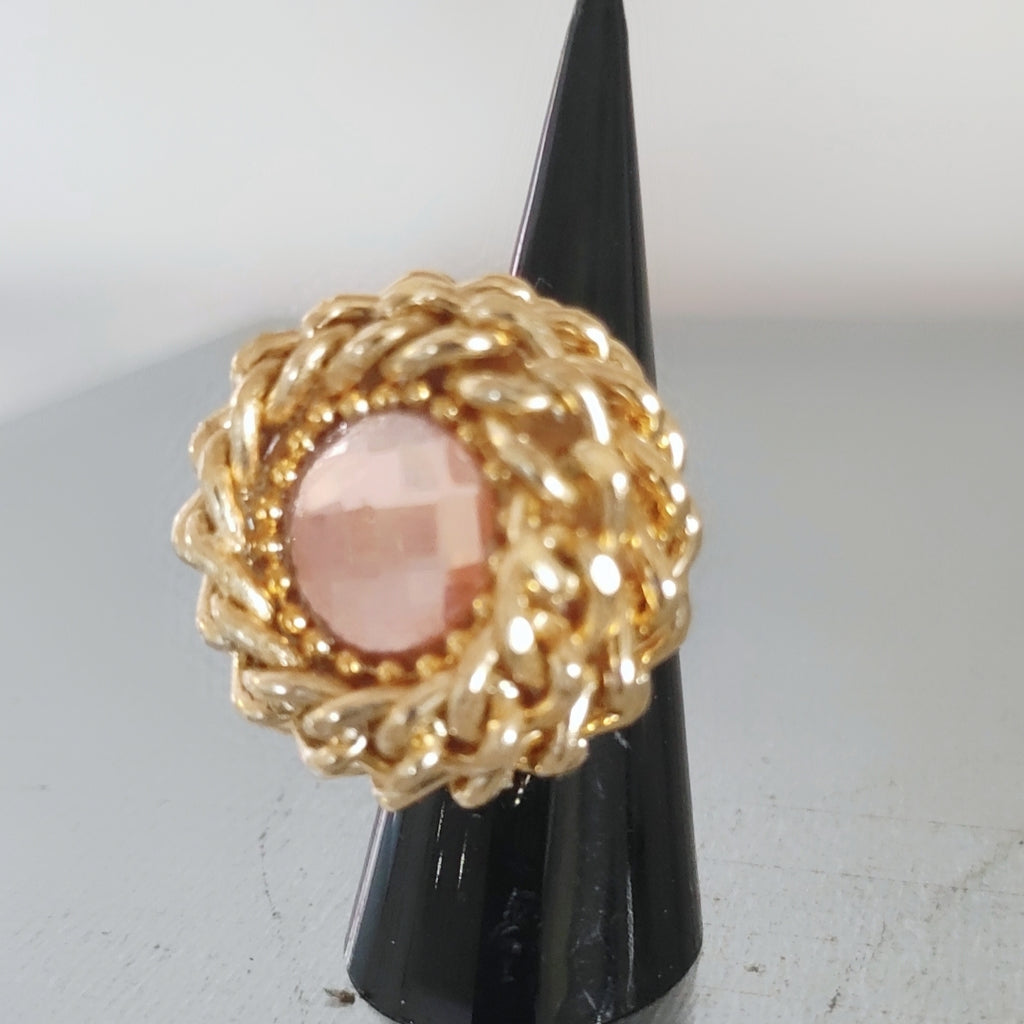 Anello vortice rockabily con catena colore oro e cristallo swarovski centrale colore rosa chiaro, su supporto conico njero