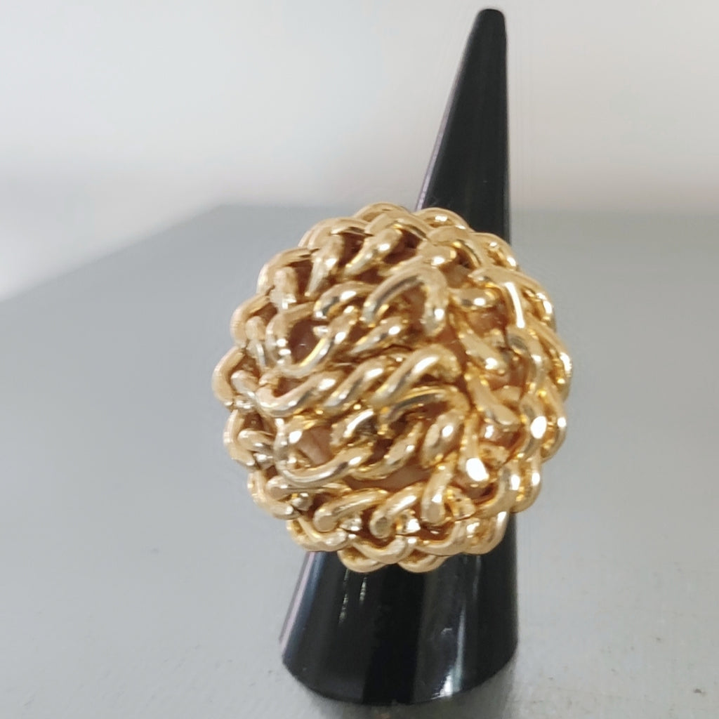 anello realizzato a mano con vortice di catena colore oro su supporto cono nero