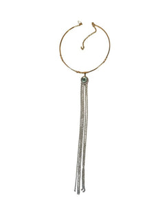 Collana Calamita Medusa con frange di catene colore argento. Sfondo bianco