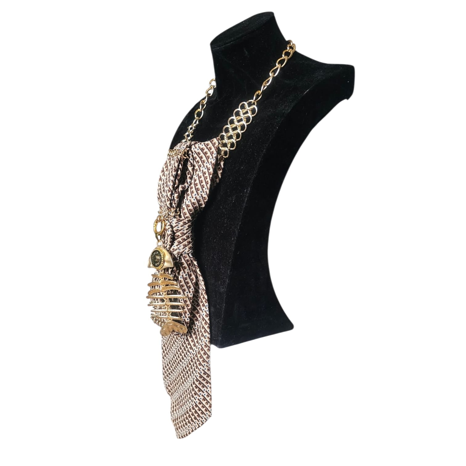 Collana Cravatta Gioiello Gold Fish su manichino posizione laterale