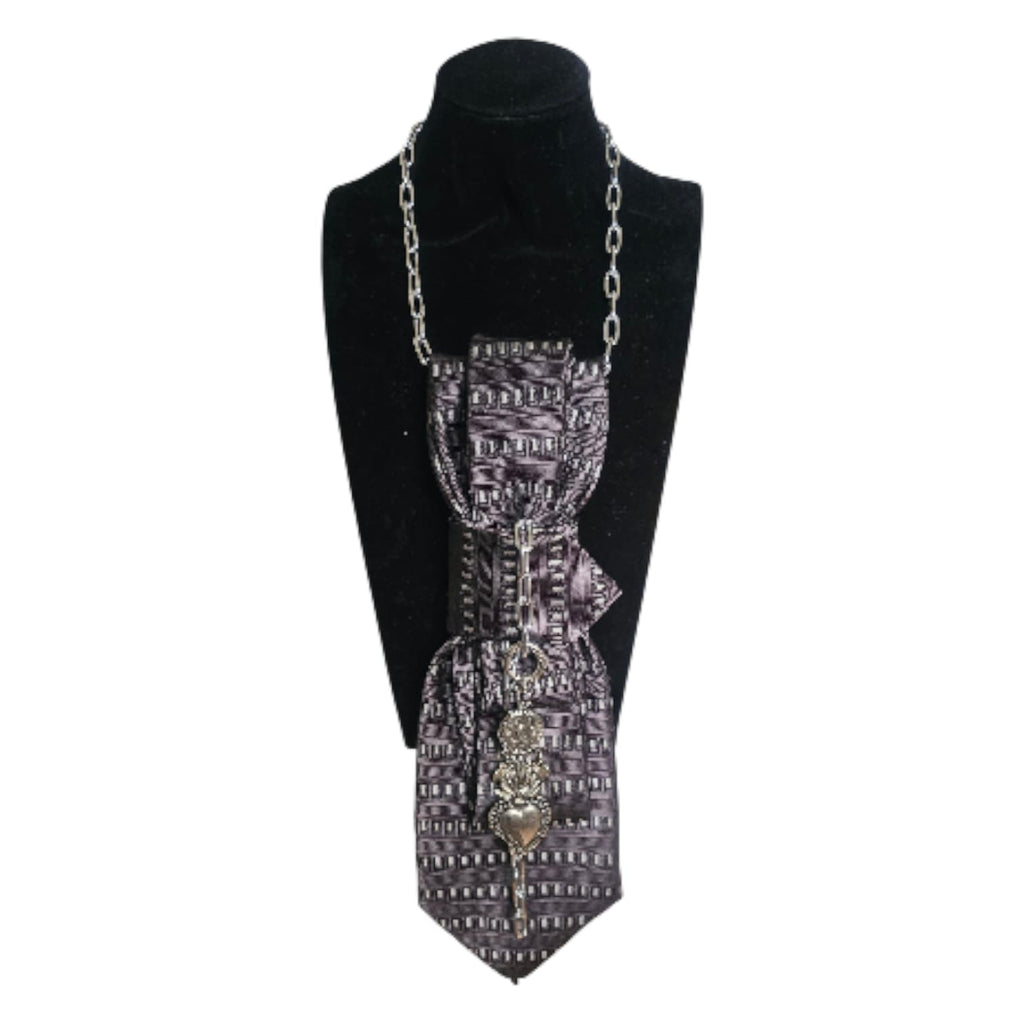 Collana Cravatta Gioiello Urban Warrior by claudia de rosa jewelry su manichino poszione frontale