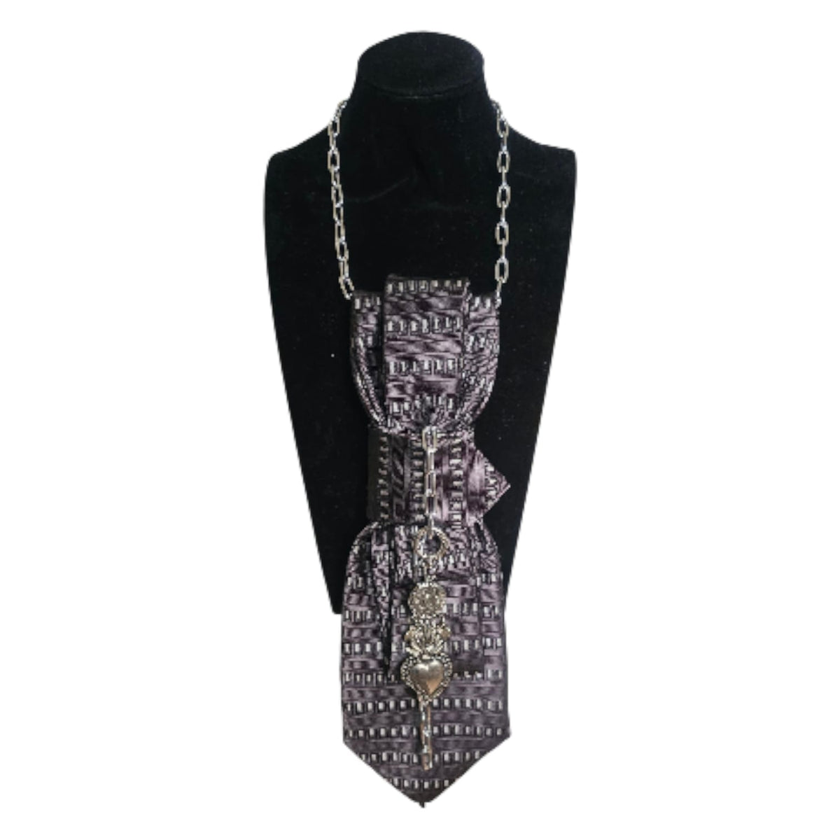Collana Cravatta Gioiello Urban Warrior by claudia de rosa jewelry su manichino poszione frontale