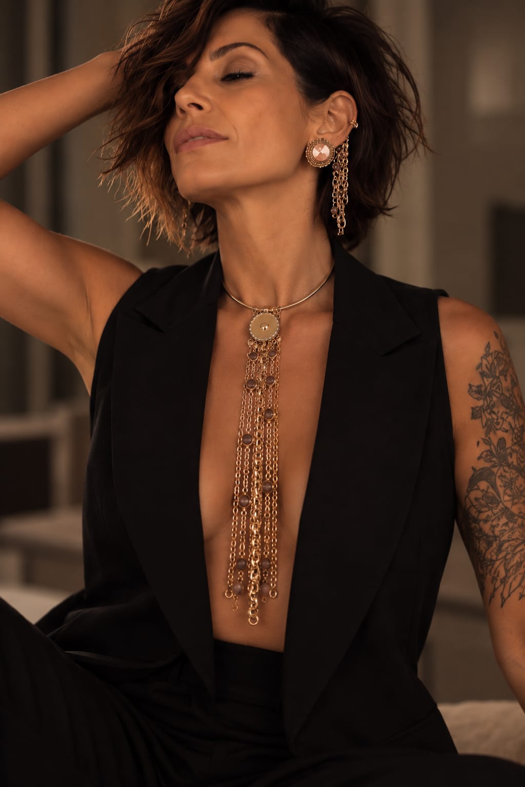 Claudia De Rosa indossa la collana con catene e cristalli di vetro rosa cipria, nuova collezione 2026 Fuori Ruolo