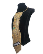 Cravatta Gioiello Bad Girl da donna componibile 4 in 1 in seta e acciaio Made in Italy su manichino in posizione laterale