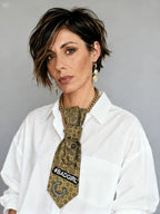 modella indossa la cravatta gioiello bad girl componibile 4 in 1  e camicia bianca oversize