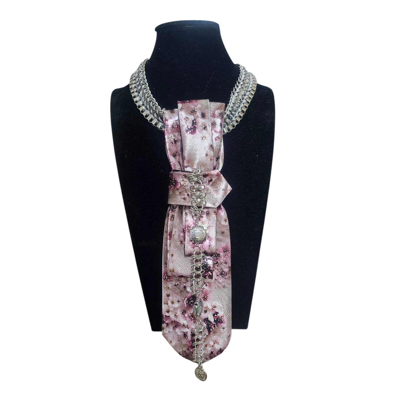 Cravatta Gioiello Cherry Blossom su manichino in posizione forntale