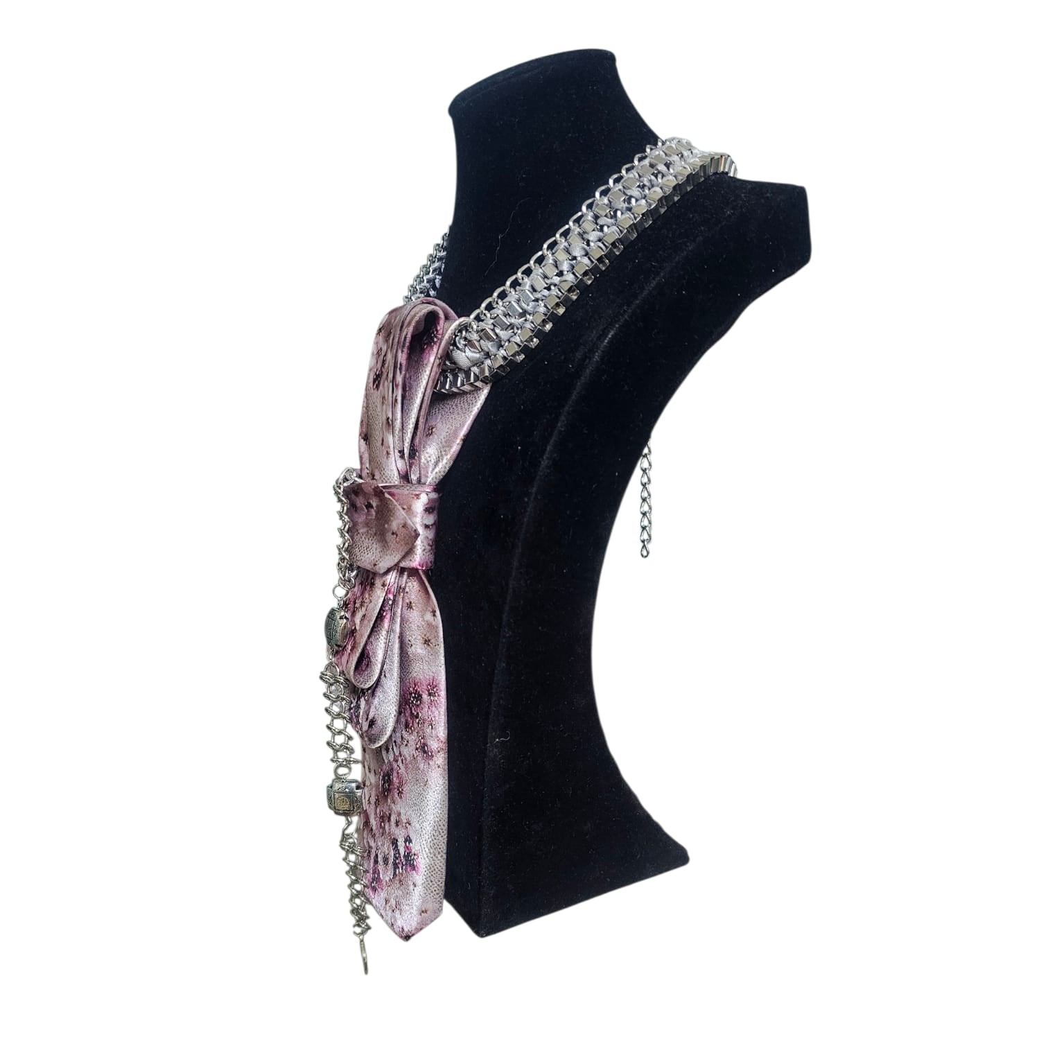 Cravatta Gioiello Cherry Blossom su manichino  in posizione laterale
