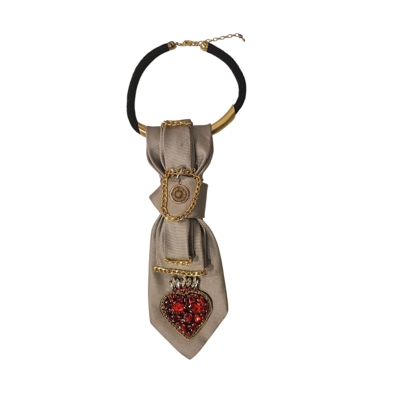 Cravatta gioiello donna componibile grigio chiaro con cuore ex voto rosso, strass e catene metalliche flat lay su sfondo bianco