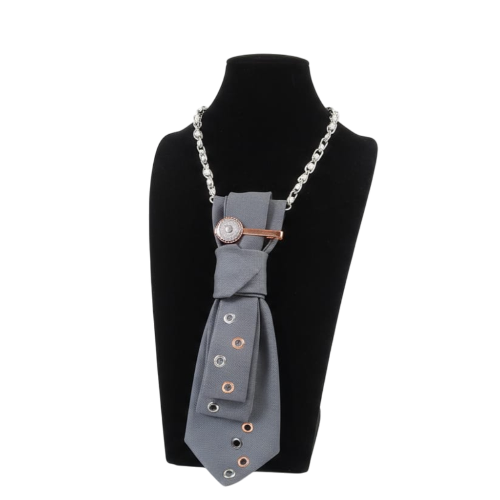 Cravatta Gioiello su manichino con inserto magnetico Claudia De Rosa Jewelry