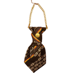 Collana-cravatta in raso marrone con catena dorata e spilla vintage a clip. Gioiello trasformabile, pezzo unico creato a mano in Italia.