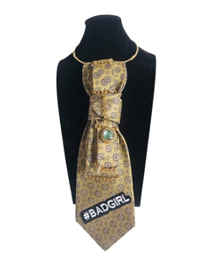 Cravatta Gioiello Bad Girl da donna componibile 4 in 1 in seta e acciaio Made in Italy su manichino in posizione frontale