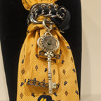 Dettaglio charm Cravatta Gioiello I can and I will a forma di chiave con aggancio magnetico
