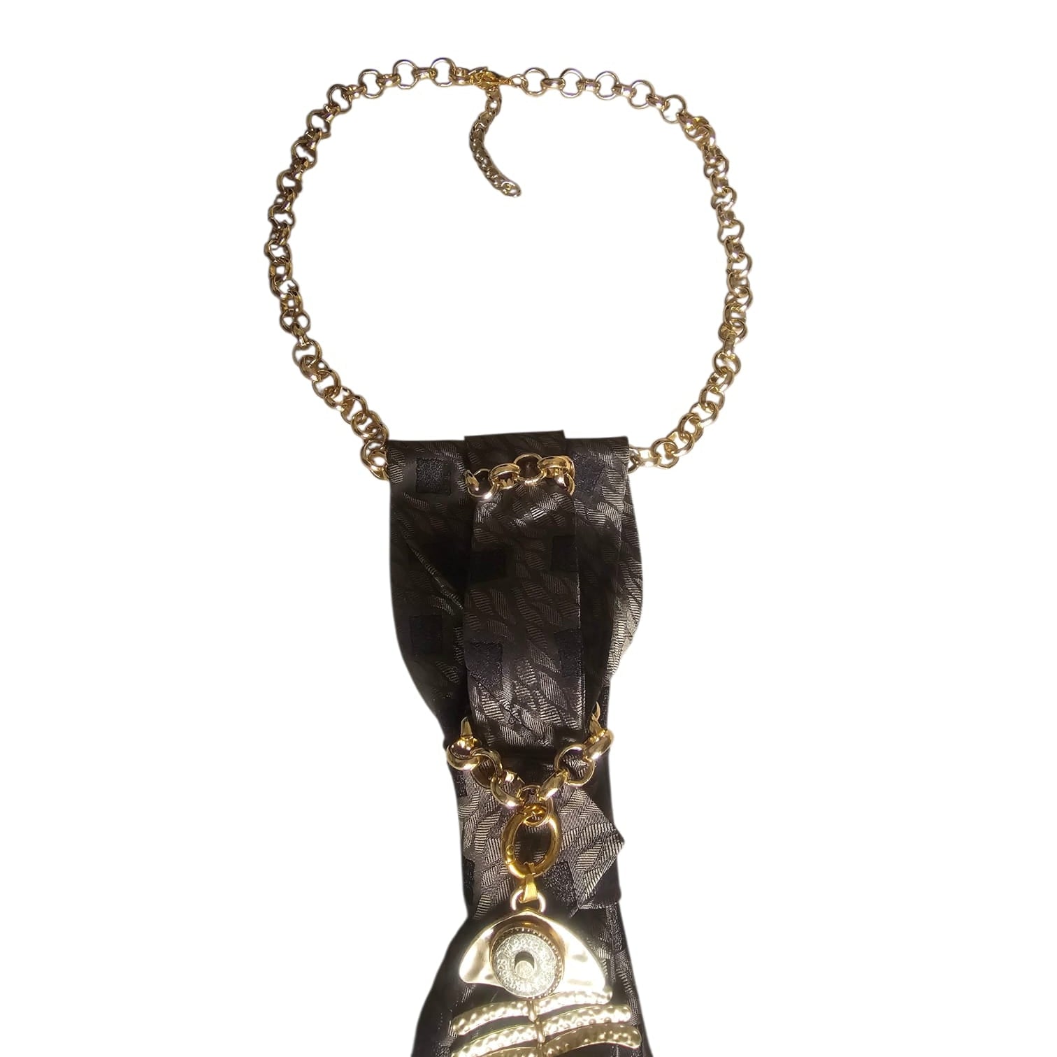 Dettaglio collana e nodo Collana Cravatta Mystic Fish Gold di Claudia De Rosa Jewelry Gioielli Calamita.