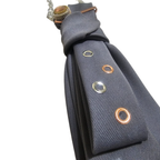 Dettaglio inserti metallici della cravatta gioiello rebel grey claudia de rosa jewelry