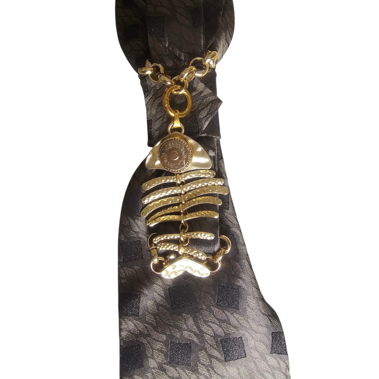 Dettaglio nodo cravatta gioiello Mystic Fish Gold con charm a forma di lisca di pesce di colore oro