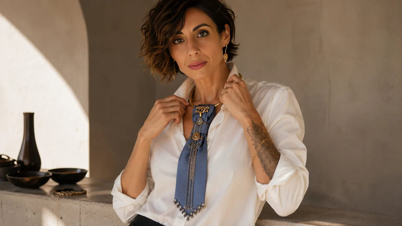 Claudia De Rosa indossa Cravatta Gioiello Marea con camicia bianca