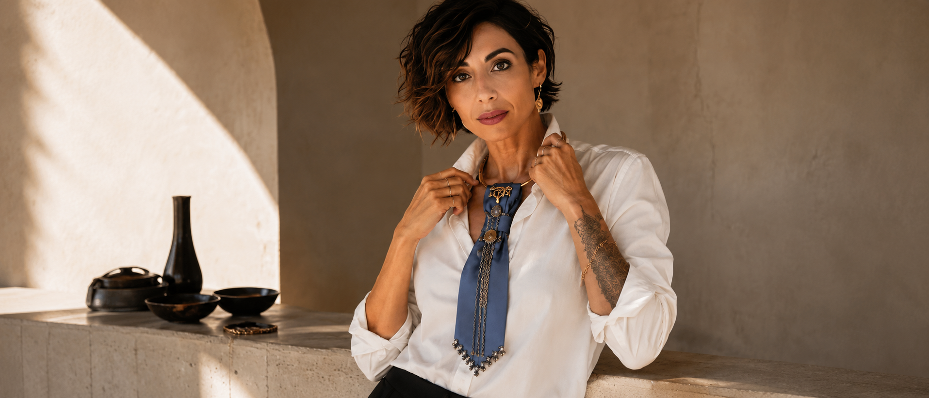 Claudia De Rosa indossa cravatta gioiello Marea con camicia bianca. Foto editoriale