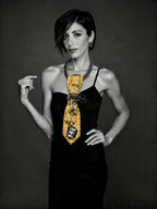 Modella con cravatta Gioiello Calamita "I can and I will"_tubino nero