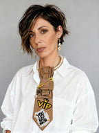 Modella con cravatta Gioiello Calamita "You are Amazing"_camicia oversize