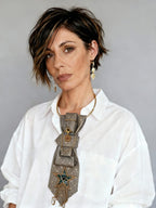 Modella con cravatta Gioiello Calamita "shiny star"_camicia bianca oversize
