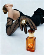 Modella con profumo Magnetika by Claudia De Rosa jewelry