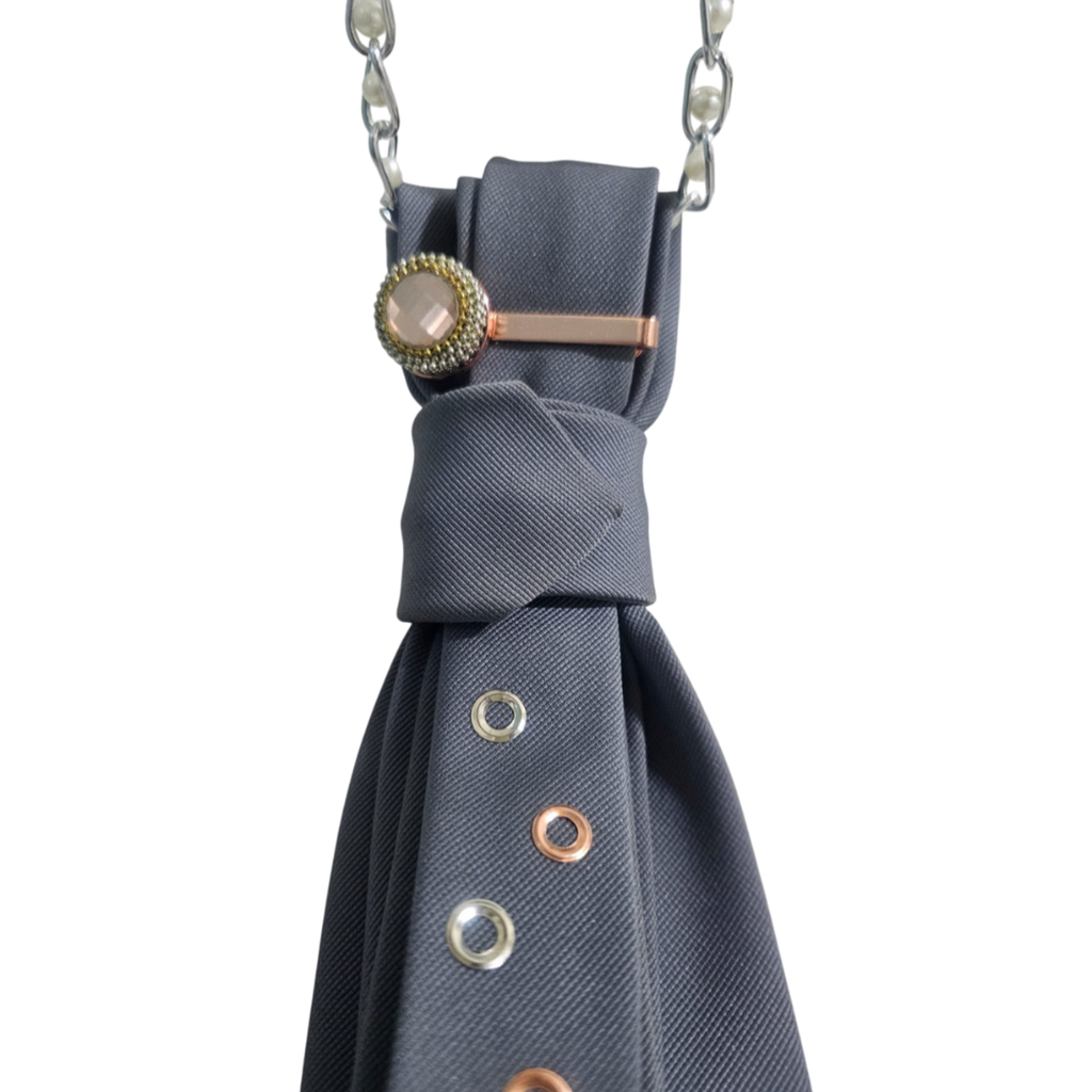 dettaglio cravatta gioiello rebel grey di claudia de rosa jewelry e del fermacravatte con aggancio per la Clap Calamita