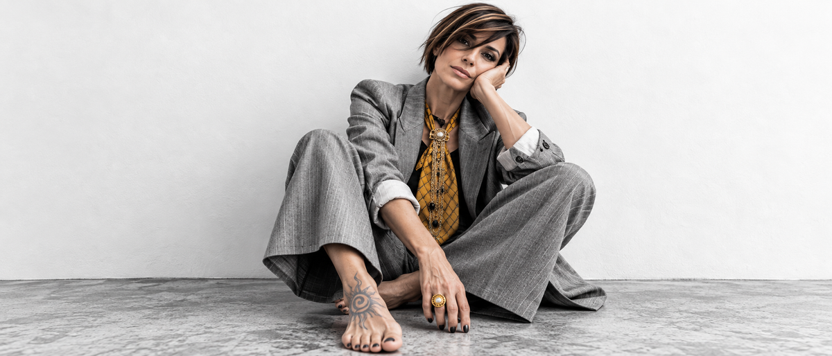 claudia de rosa indossa tailleur sartoriale in stile mannish e cravatta gioiello componibile
