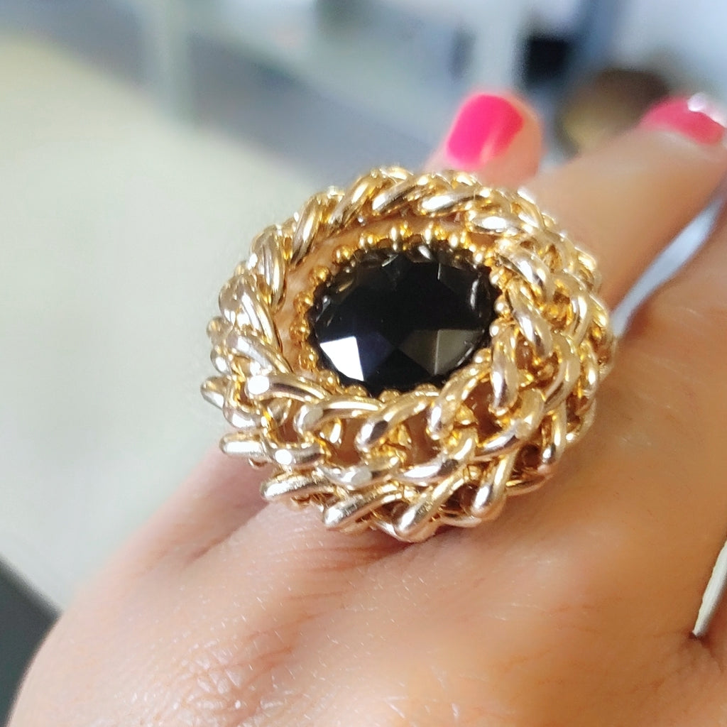 Anello Rockabilly indossato, regolabile con cristallo nero Swarovski 
