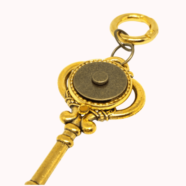 Clap key Oro charm per gioielli componibili claudia de rosa jewelry - dettaglio